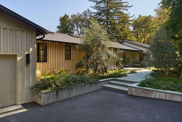 a view of a back yard of the house