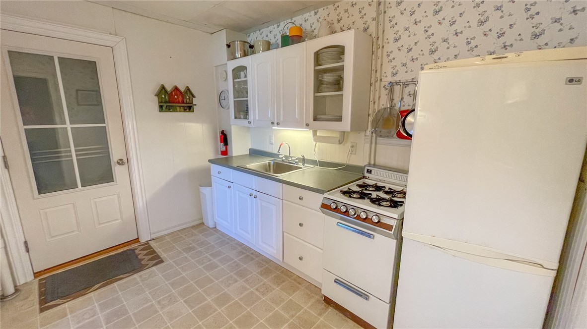 539 Center Road Block Island, RI 02807 - Photo 26 of 43 apartment kitchen and entrance door to deck