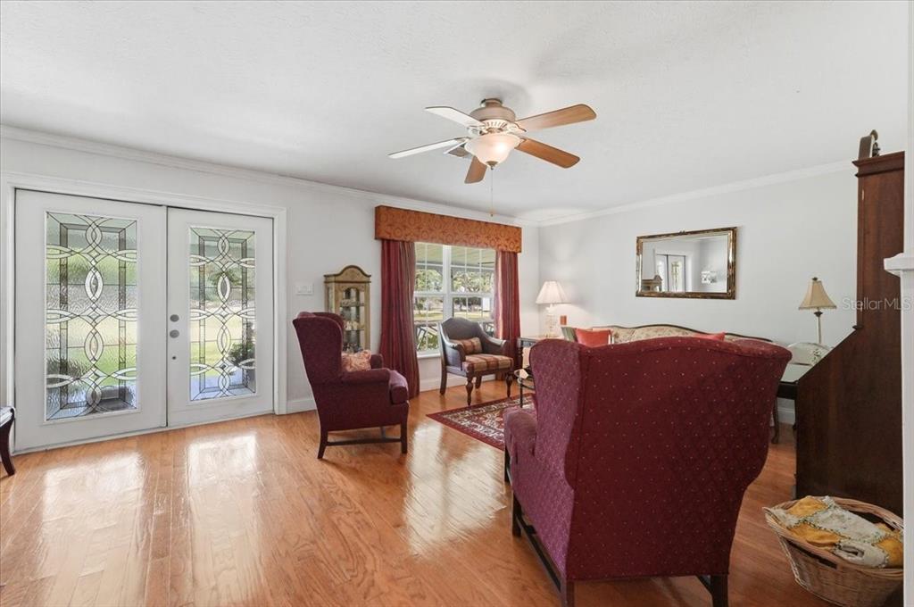 2910 Fritzke Road Dover, FL 33527 - Photo 26 of 100 a living room with furniture and a window