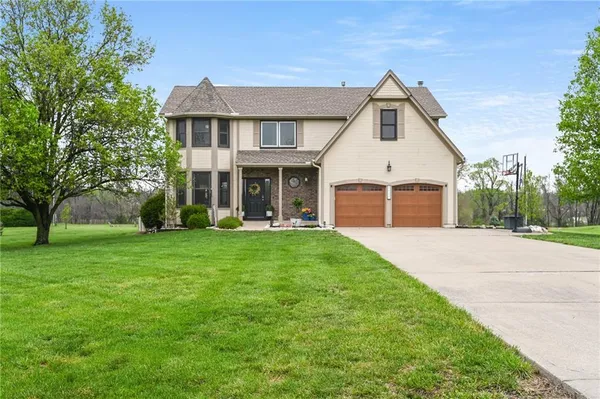 $600,000 | 8590 Oak Country Lane, De Soto, KS 66018