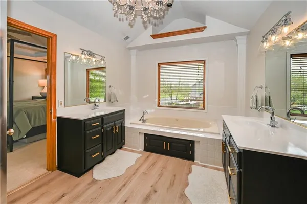 $600,000 | 8590 Oak Country Lane, De Soto, KS 66018