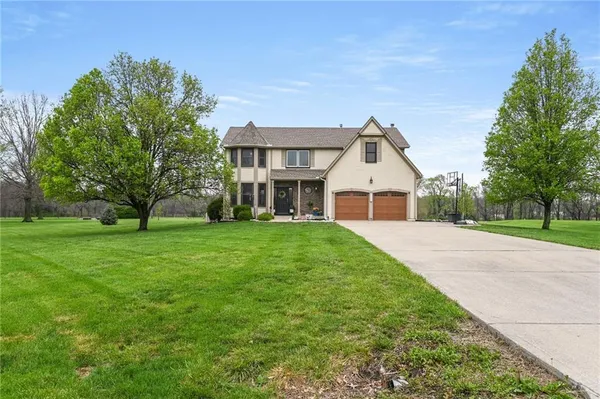 $600,000 | 8590 Oak Country Lane, De Soto, KS 66018