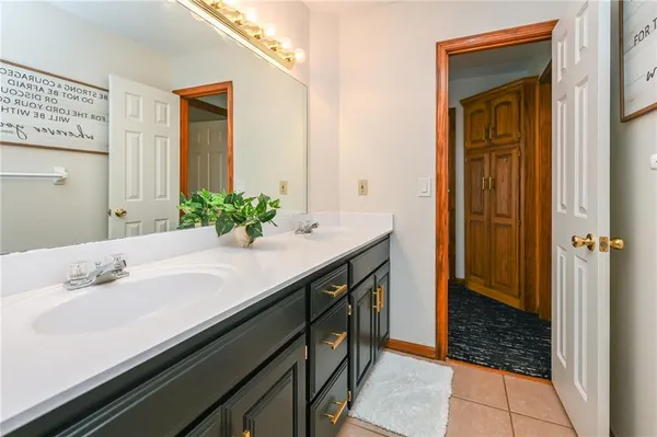 $600,000 | 8590 Oak Country Lane, De Soto, KS 66018