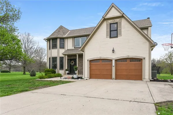 $600,000 | 8590 Oak Country Lane, De Soto, KS 66018