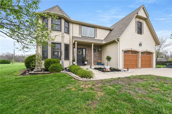 $600,000 | 8590 Oak Country Lane, De Soto, KS 66018