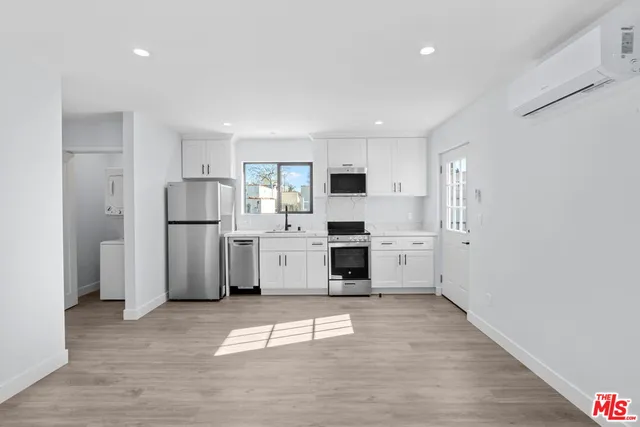 $3,700 | 1518 1/2 Stearns Drive, Los Angeles, CA 90035