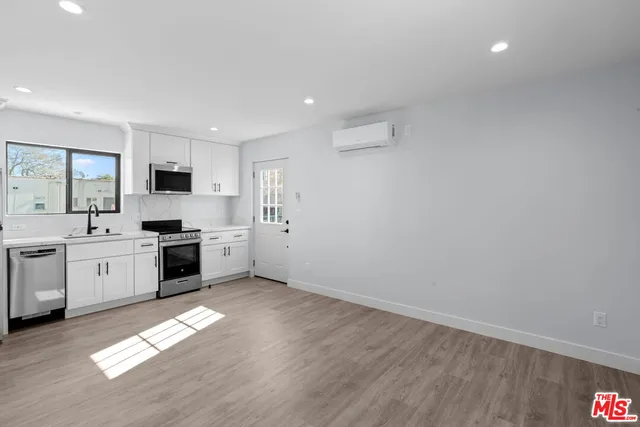 $3,700 | 1518 1/2 Stearns Drive, Los Angeles, CA 90035