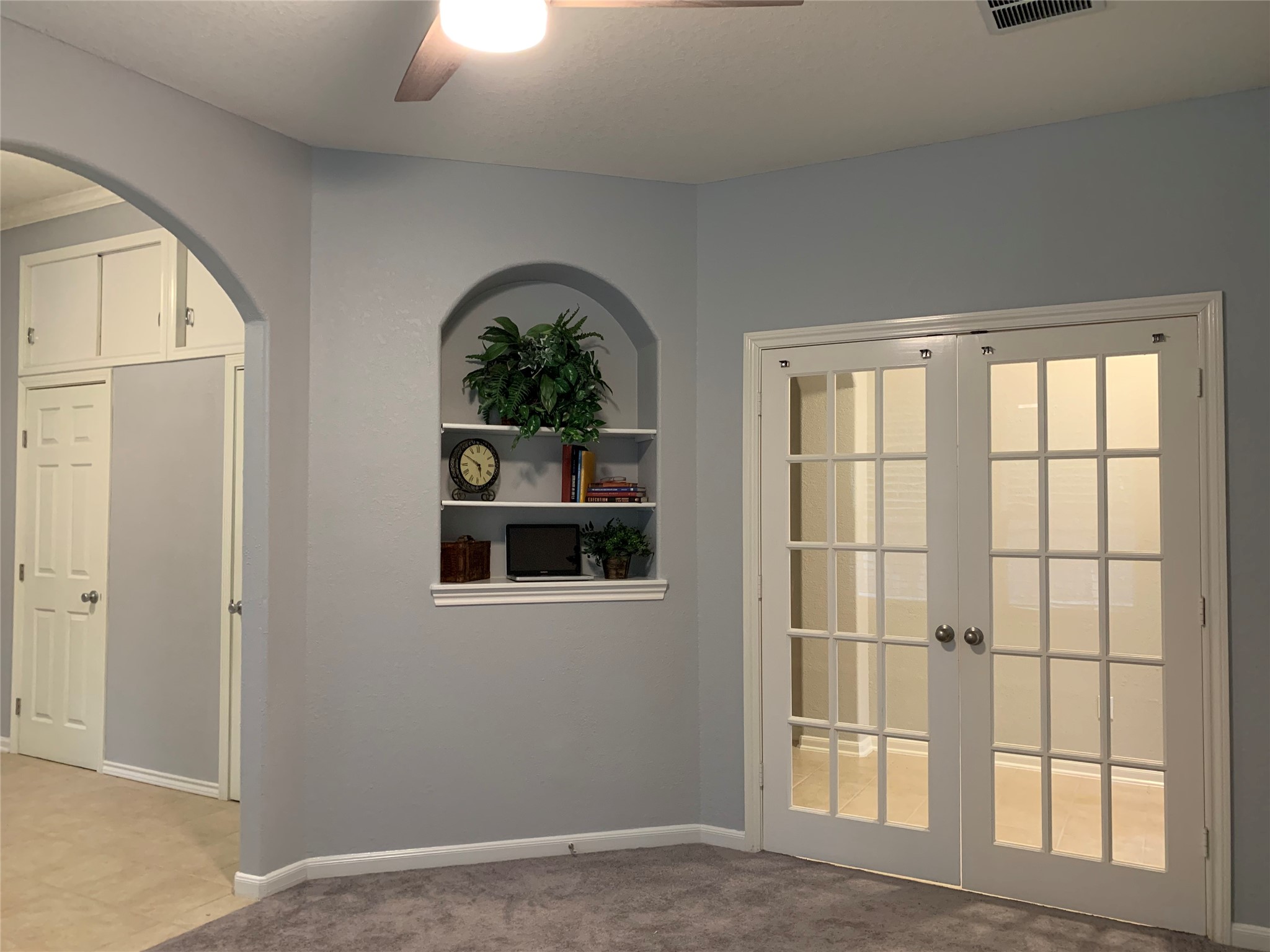 46 Patina Pines Court Spring, TX 77381 - Photo 16 of 30 Entry, Study, art niche, a really great 1st impression.
