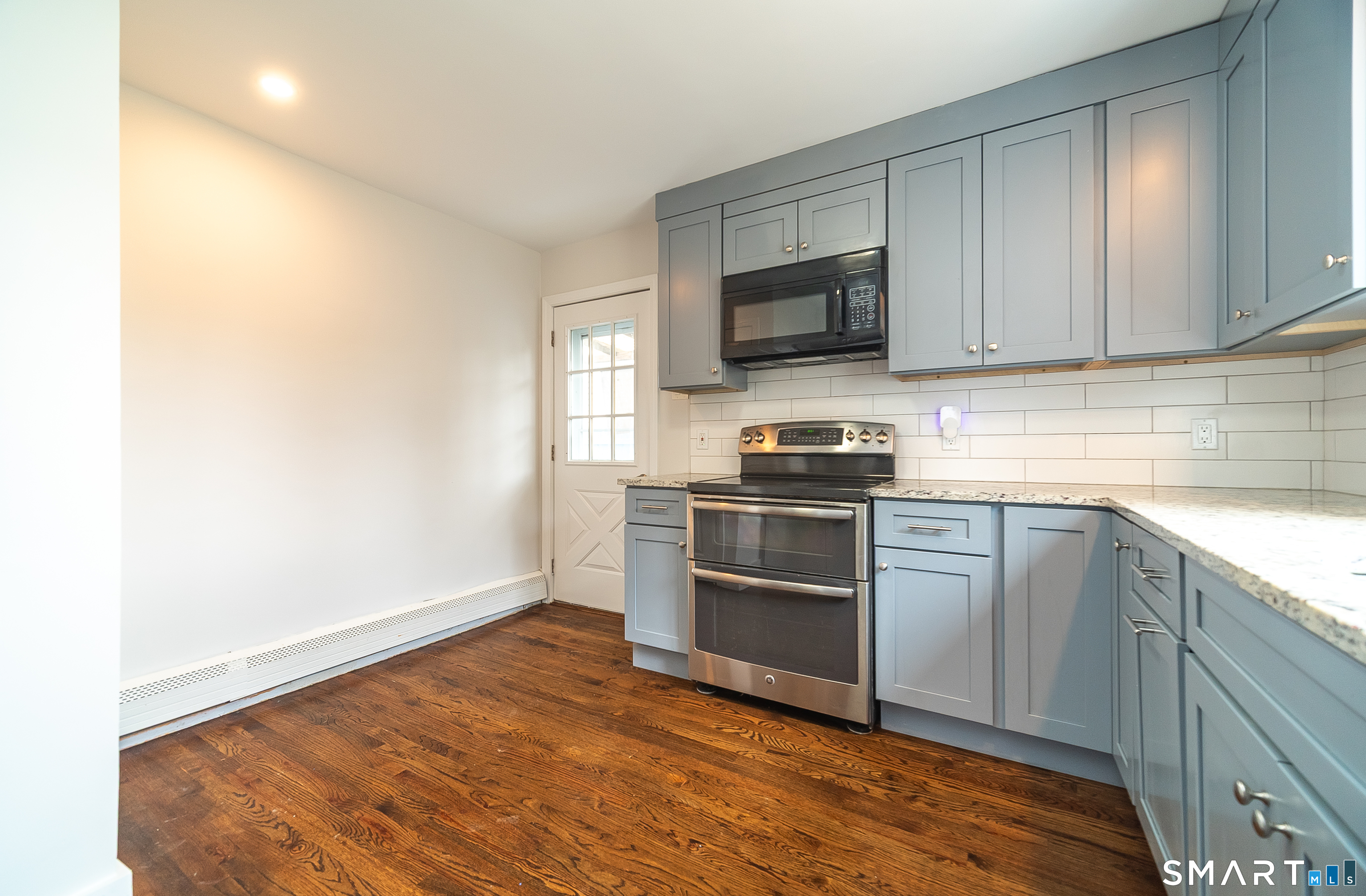 476 Ruth Street Bridgeport, CT 06606 - Photo 5 of 38