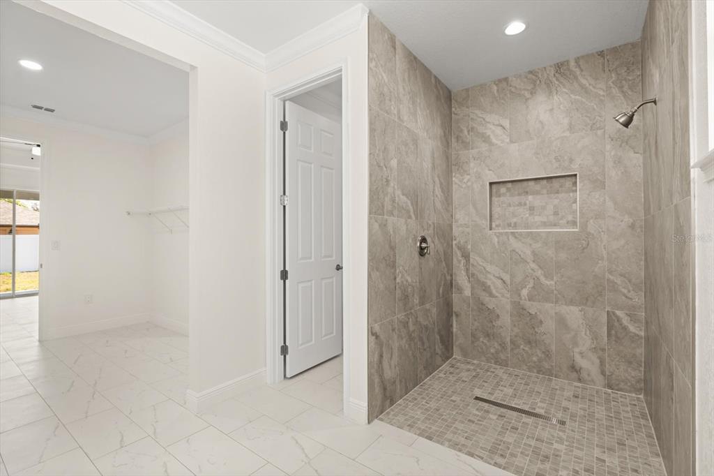 840 Oaks Shores Road Leesburg, FL 34748 - Photo 13 of 25 a bathroom with a shower