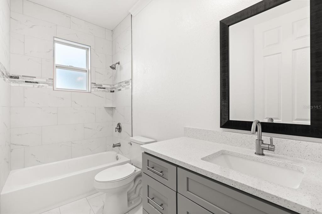 840 Oaks Shores Road Leesburg, FL 34748 - Photo 18 of 25 a bathroom with a sink a toilet and shower