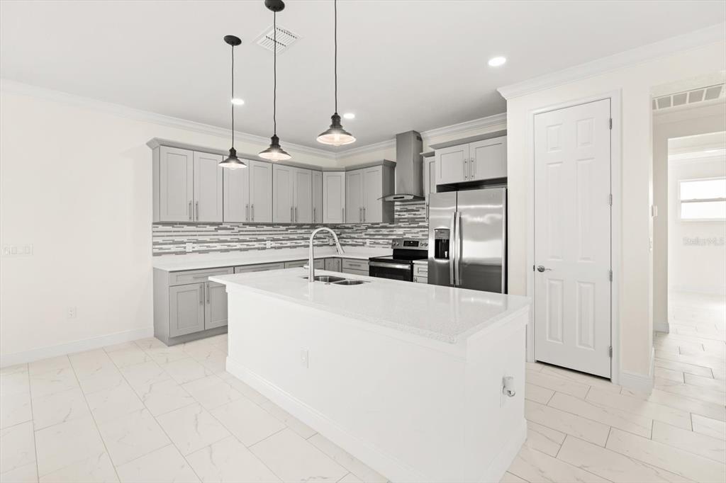 840 Oaks Shores Road Leesburg, FL 34748 - Photo 9 of 25 a kitchen with a refrigerator a oven and a sink