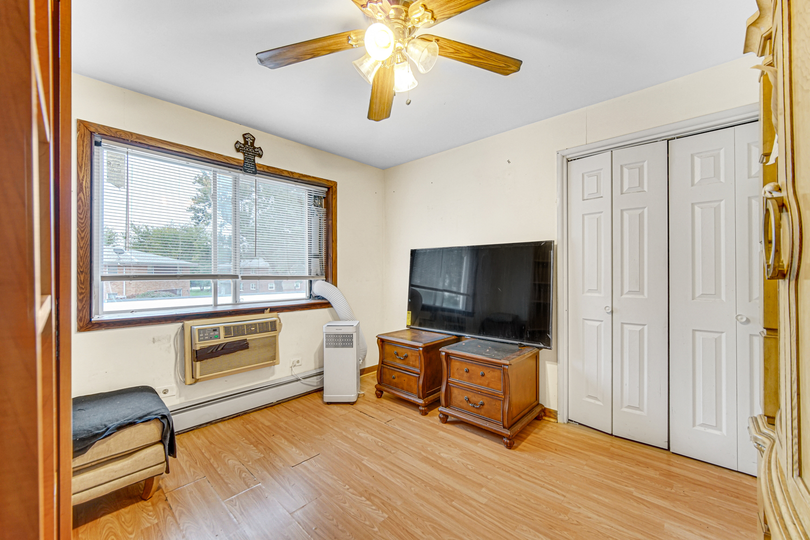 903 Elder Road, Unit 7 Homewood, IL 60430 - Photo 16 of 23 a living room with furniture and a flat screen tv