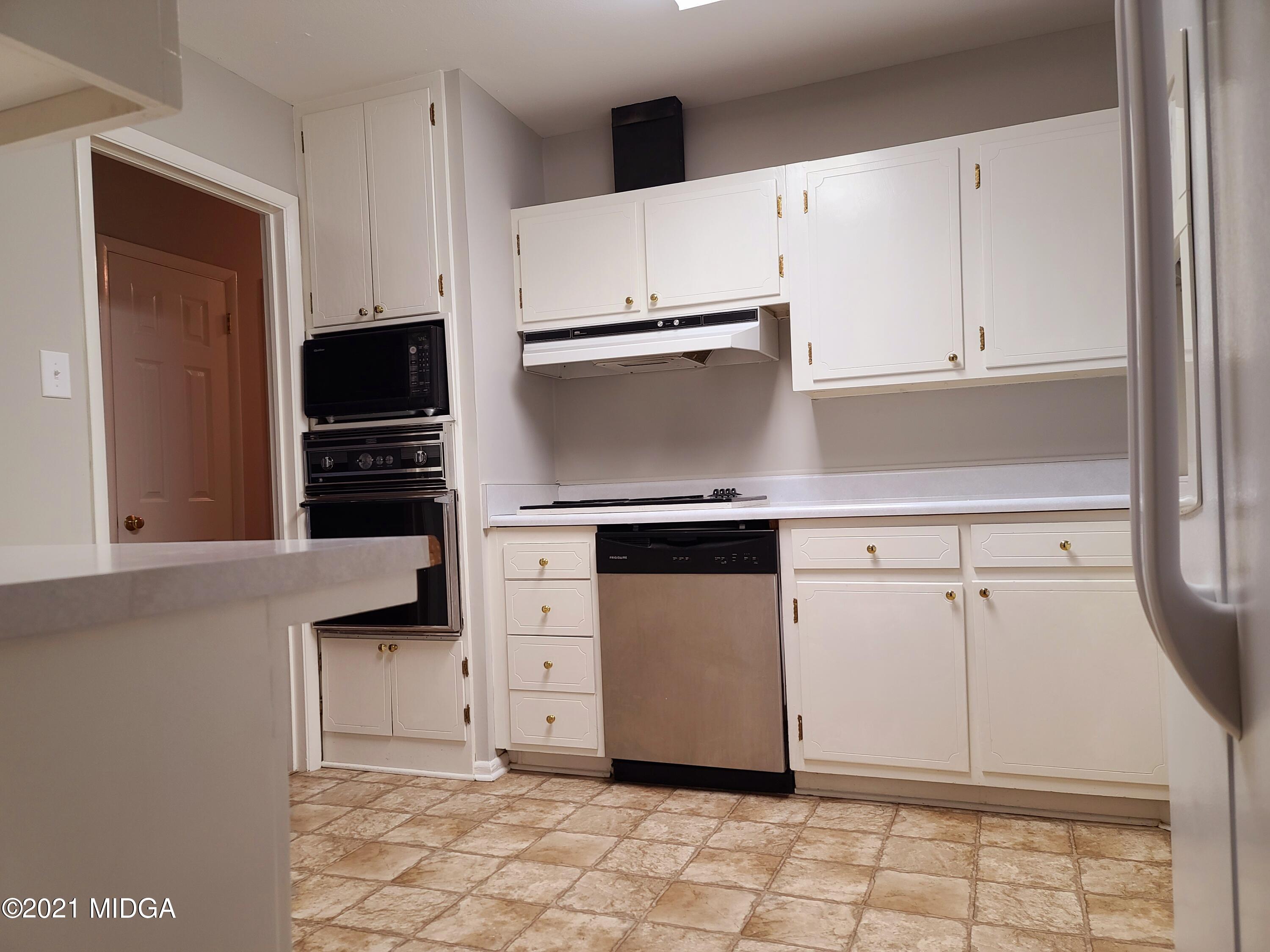1355 Lake Valley Road Macon, GA 31210 - Photo 4 of 25 20210908_192556