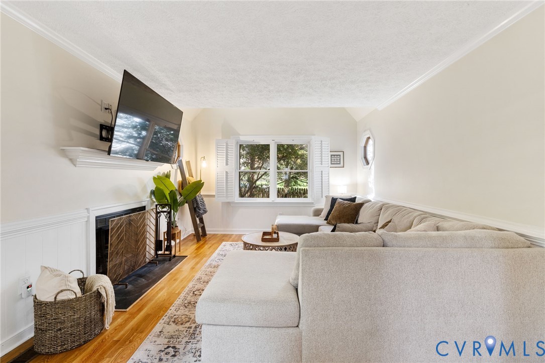 14701 Acorn Ridge Place Midlothian, VA 23112 - Photo 6 of 26 a living room with furniture and a flat screen tv