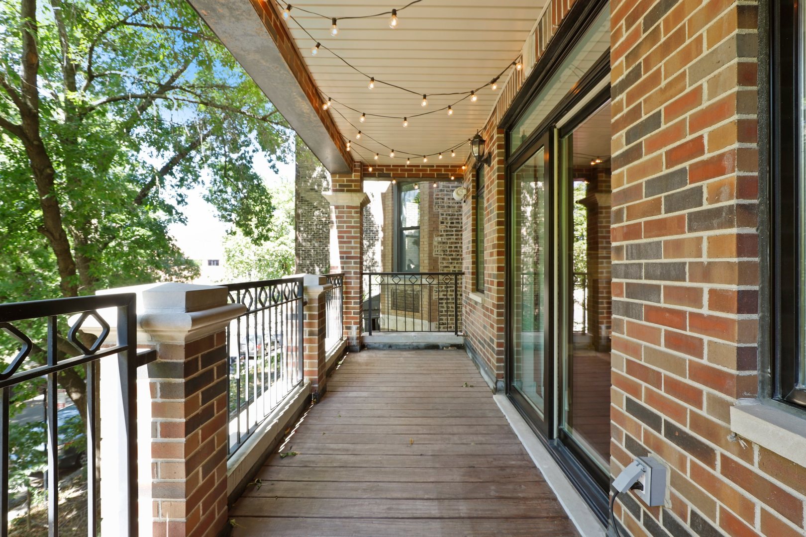 3549 North Reta Avenue, Unit 2 Chicago, IL 60657 - Photo 8 of 30 a view of a balcony