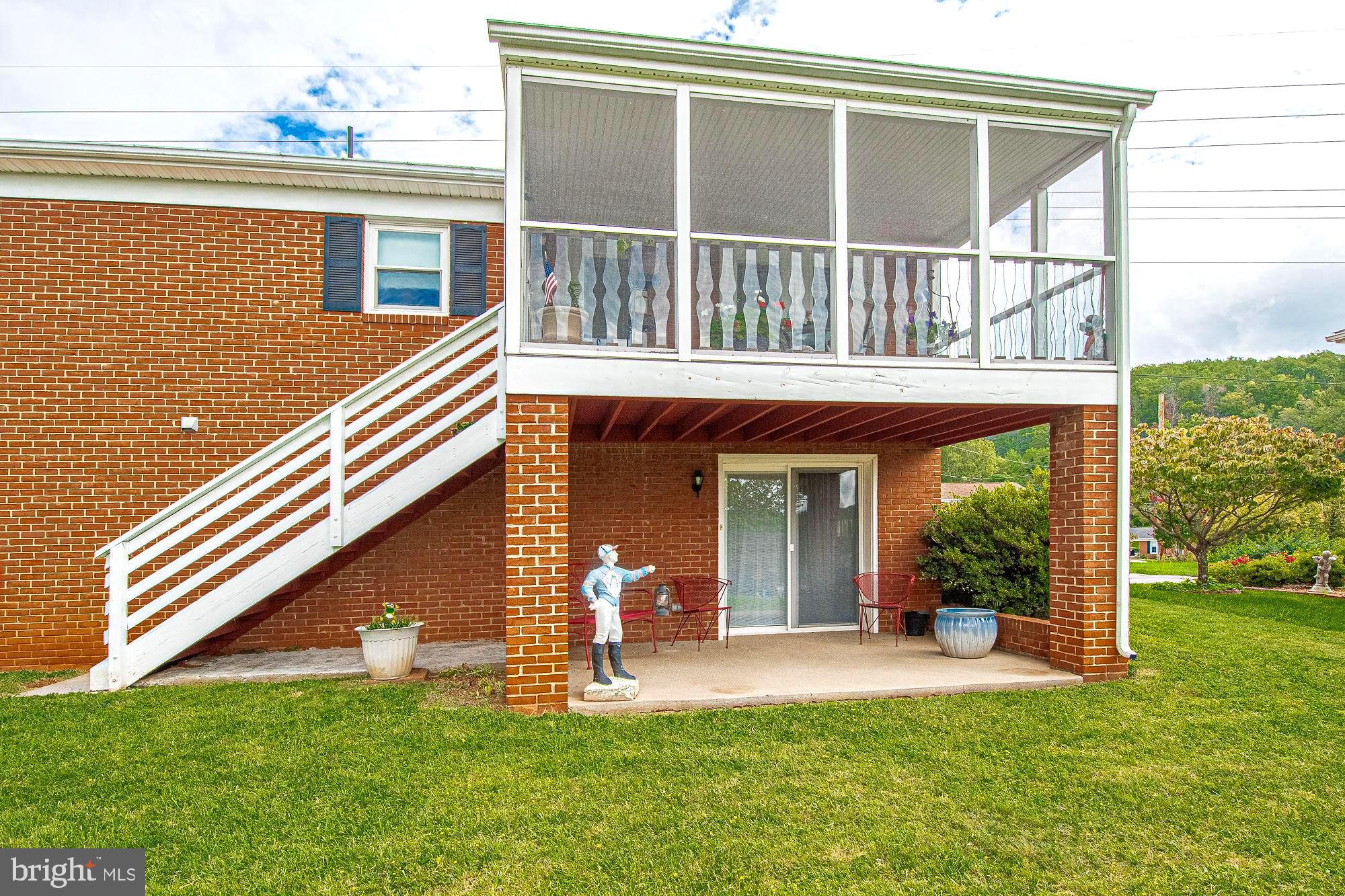7 Ridge Road Front Royal, VA 22630 - Photo 12 of 48 Screened in trex deck & patio below
