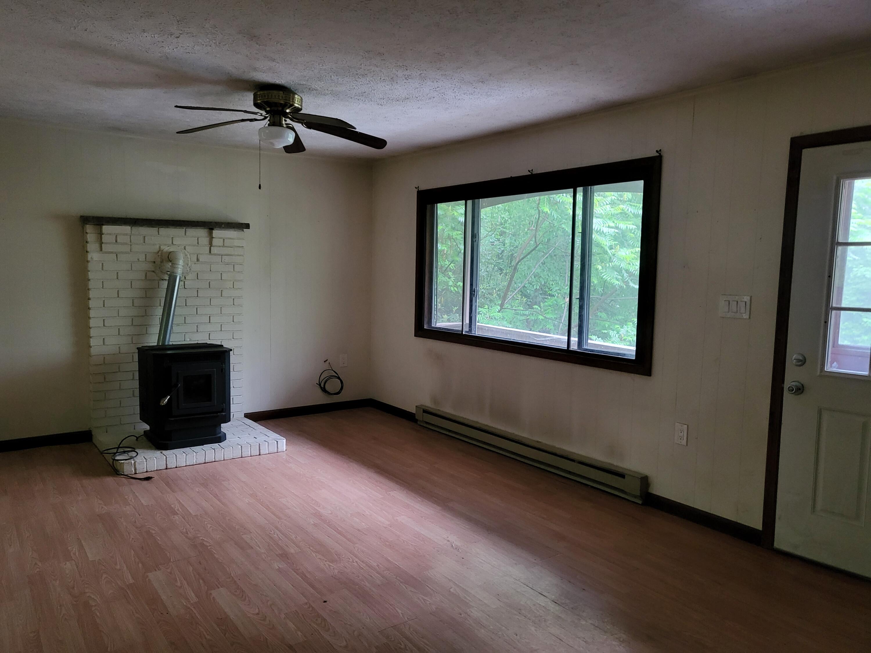 2153 Gravel Road Canadensis, PA 18325 - Photo 3 of 30 Living Room