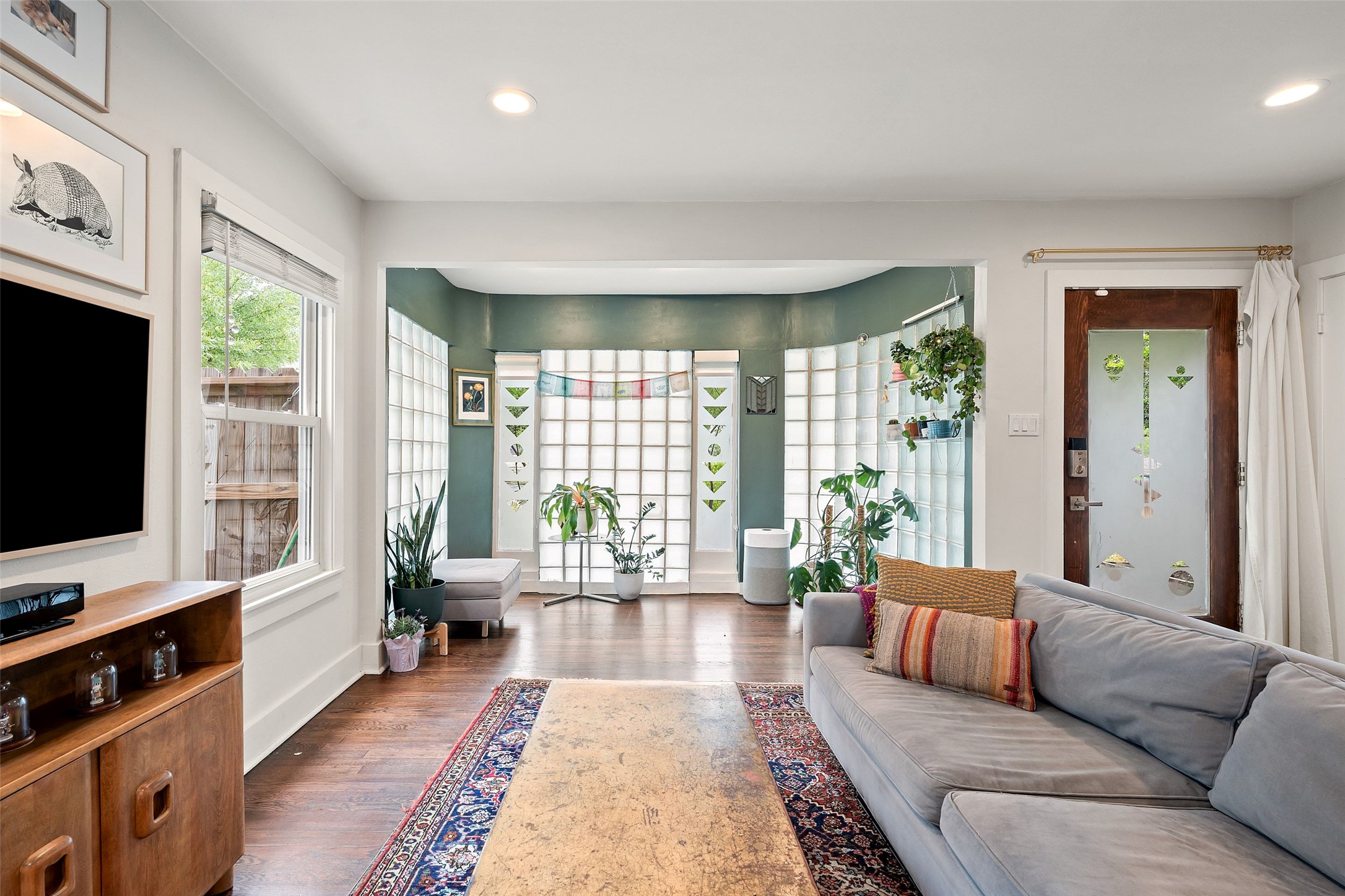815 Stark Street Austin, TX 78756 - Photo 7 of 38 Front entrance room with glass block details