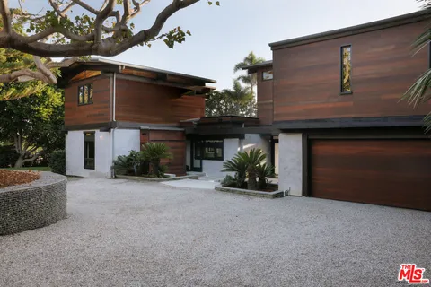 a view of entryway with a yard