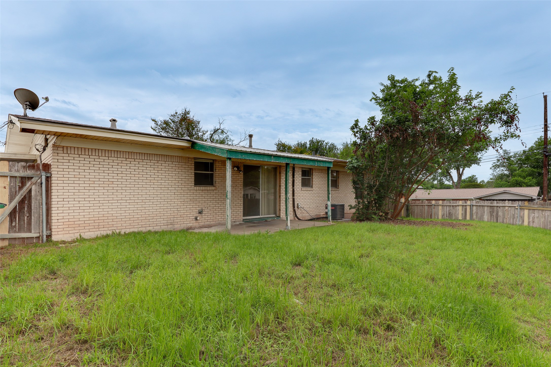 1800 Rhodes Road Austin, TX 78721 - Photo 13 of 14 a front view of a house with garden
