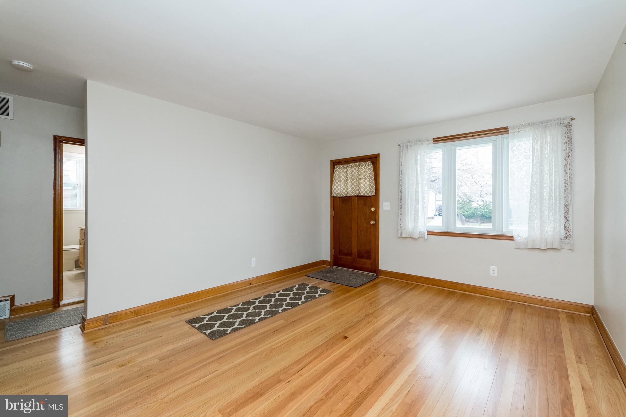 504 Riverside Road Essex, MD 21221 - Photo 4 of 21 Living Room