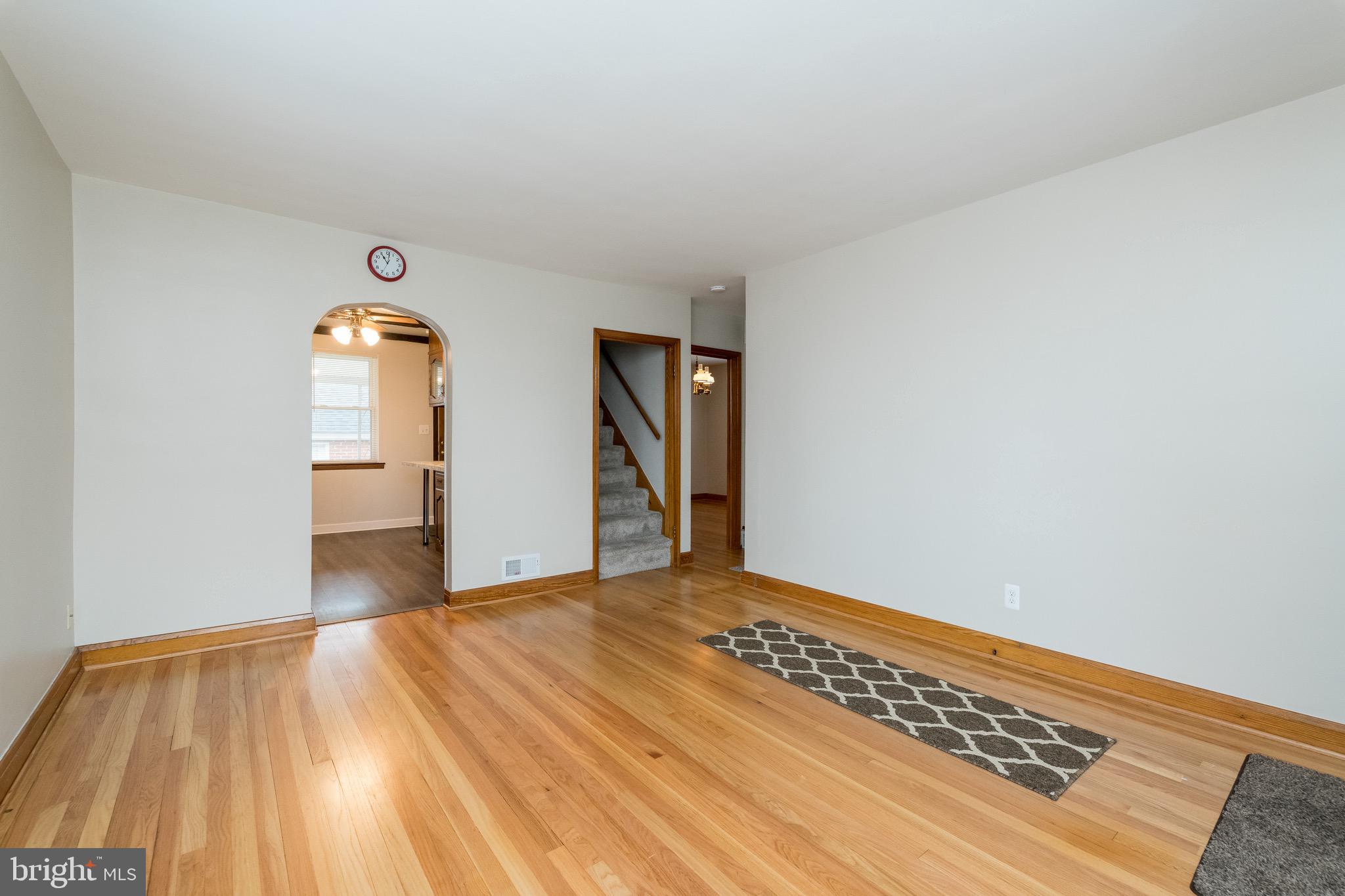 504 Riverside Road Essex, MD 21221 - Photo 5 of 21 Living Room