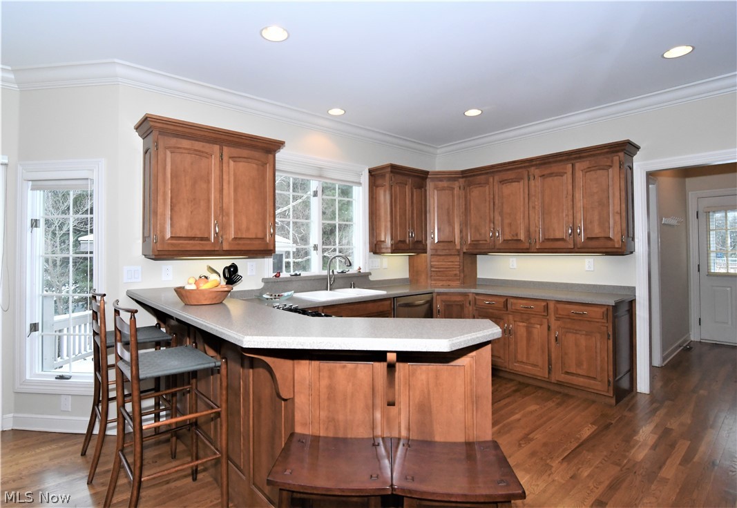 659 Sunridge Road Fairlawn, OH 44333 - Photo 11 of 35 Breakfast bar for casual dining, perfect as a serving bar when entertaining