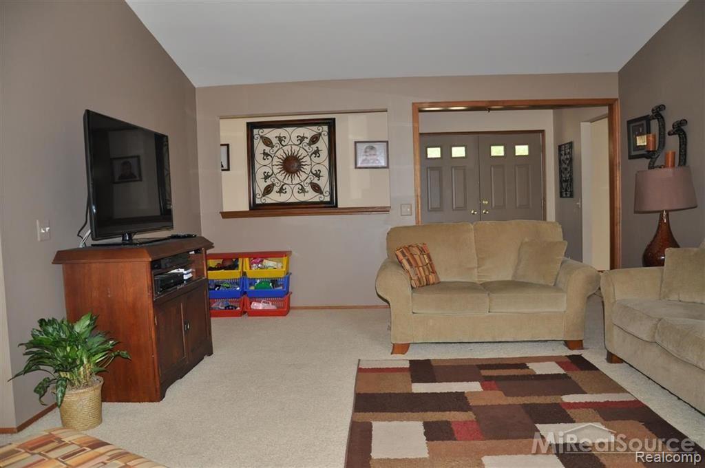 2304 Highsplint Drive Rochester, MI 48307 - Photo 9 of 27 9.JPG