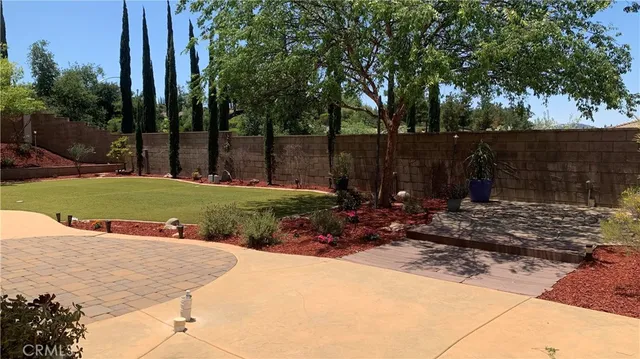 a view of a backyard