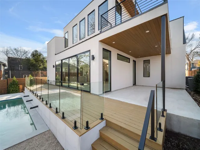 a view of a house with backyard and porch