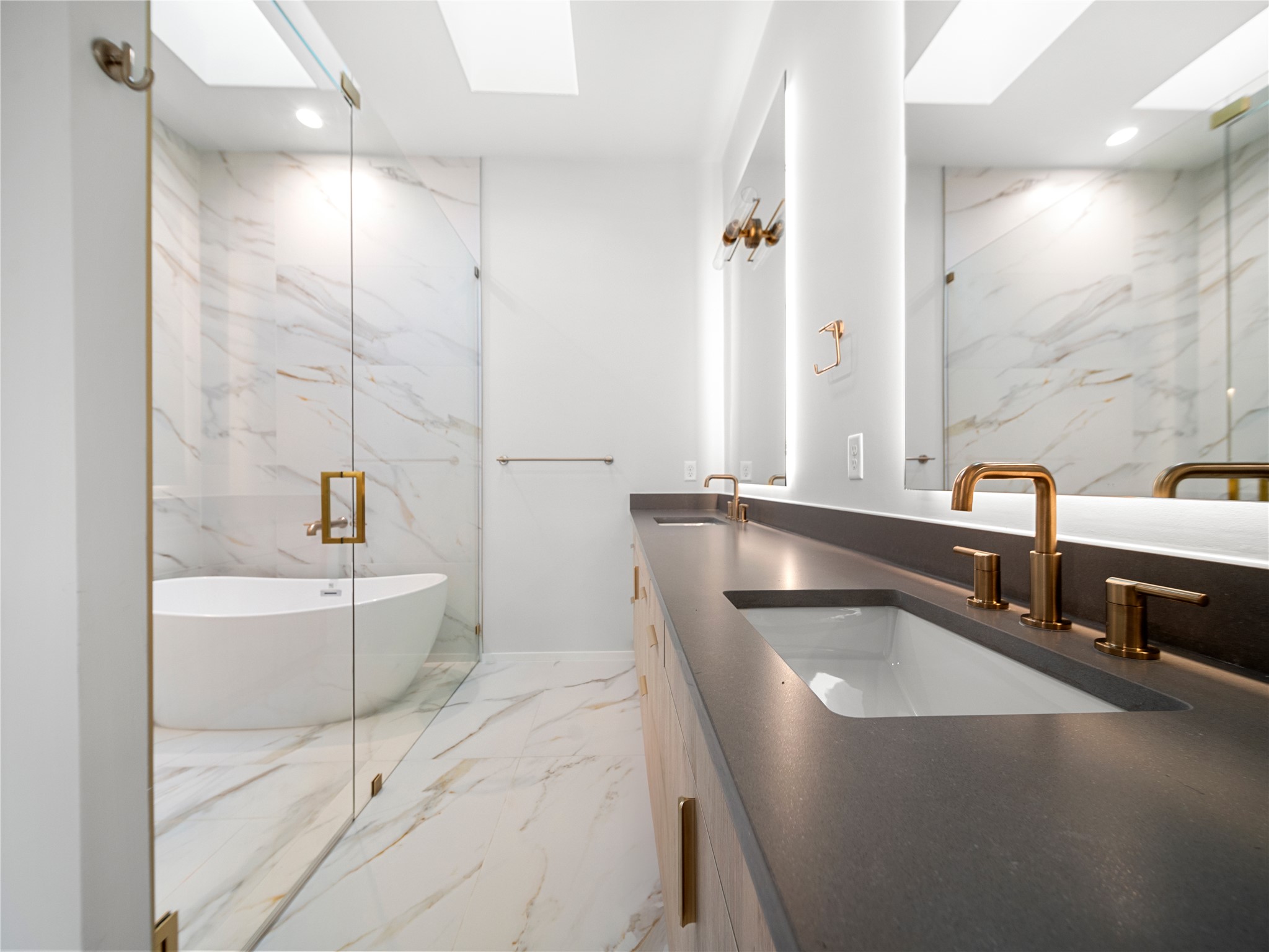 2107 Brackenridge Street, Unit B Austin, TX 78704 - Photo 19 of 36 a bathroom with a tub a sink and a large mirror