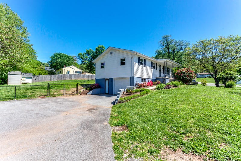 2109 Sanderson Road Knoxville, TN 37921 - Photo 4 of 30 Gallery Image 4