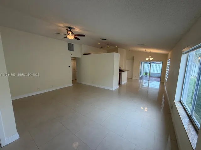 $3,850 | 1525 Estancia Circle, Weston, FL 33327