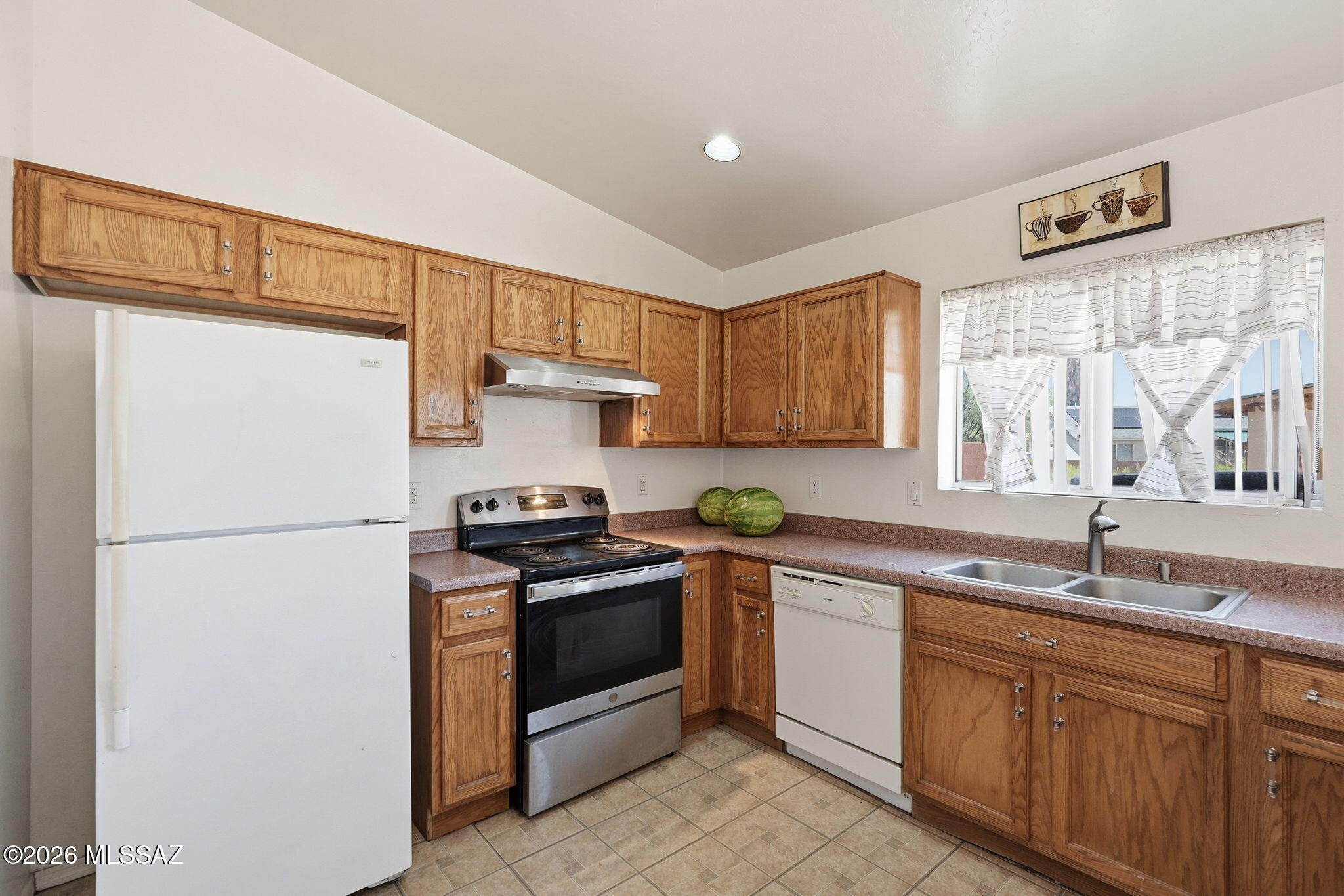 437 Camino Hombre De Oro Rio Rico, AZ 85648 - Photo 5 of 12 Kitchen