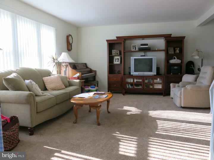 9758 Susan Road Philadelphia, PA 19115 - Photo 2 of 12 Living Room