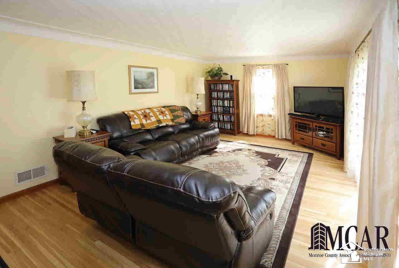 7586 Douglas Road Lambertville, MI 48144 - Photo 8 of 28 21374344-7.JPG