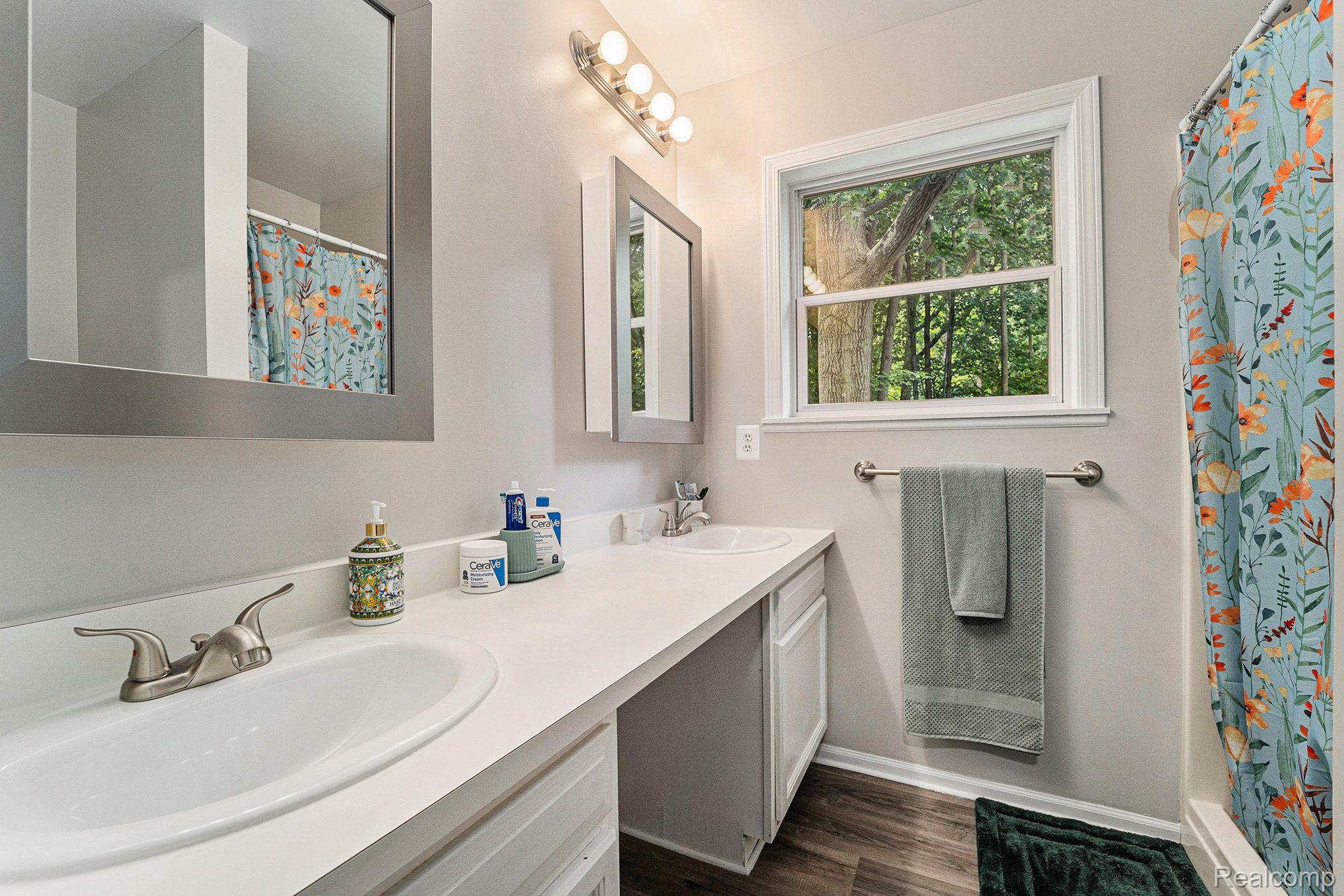 1725 Parker Road Holly, MI 48442 - Photo 13 of 24 Primary bath with dual sinks