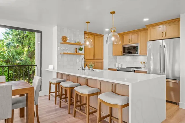 $1,374,900 | 2500 Torrey Pines Road, Unit 305, La Jolla, CA 92037