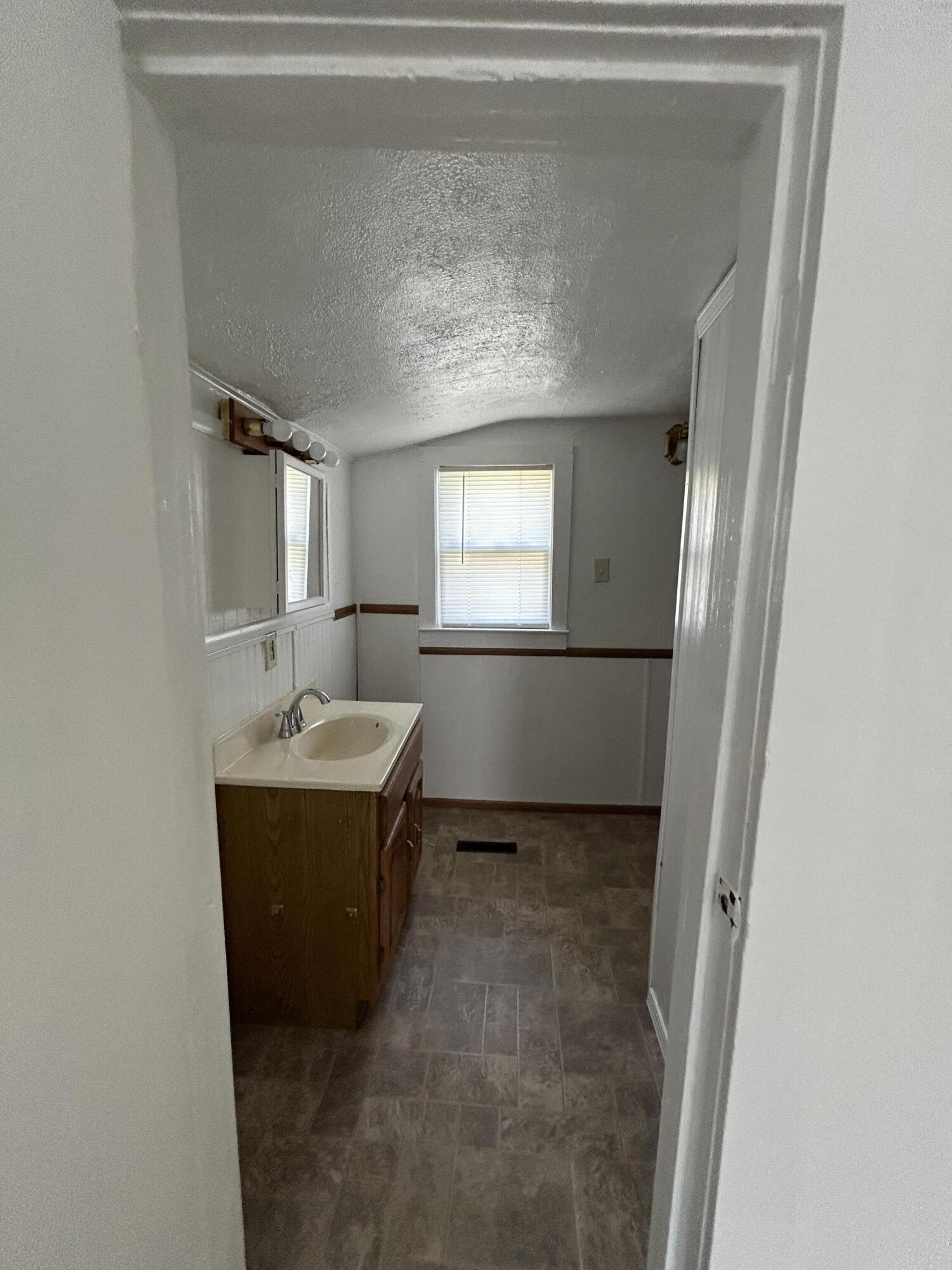 714 North Maple Grove Avenue Hudson, MI 49247 - Photo 11 of 23 IMG_7856