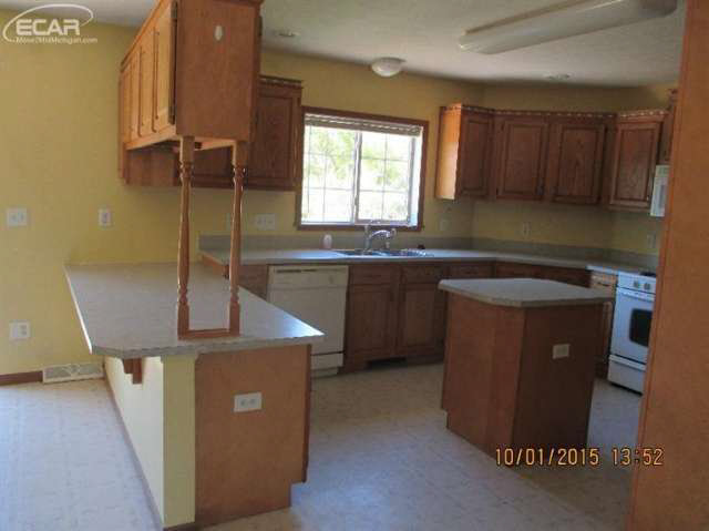 8440 Fenton Road Grand Blanc, MI 48439 - Photo 6 of 30 20451110-5.JPG