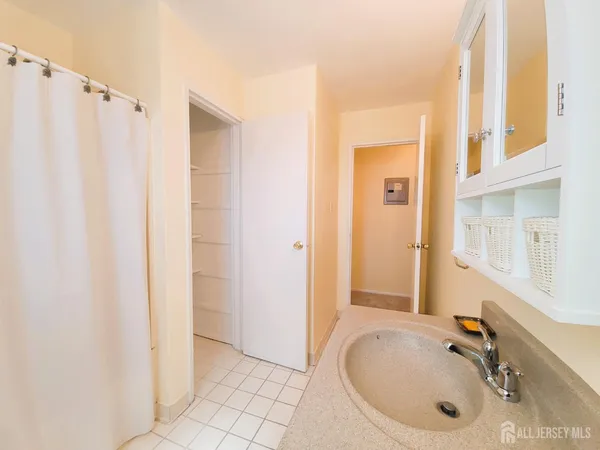 $149,900 | 93 Fox Road, Unit 2B, Edison, NJ 08817