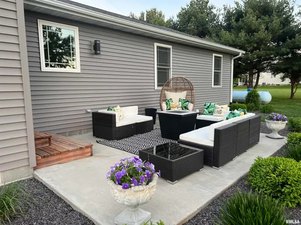 $379,900 | 15 Trussell Road, Jacksonville, IL 62650