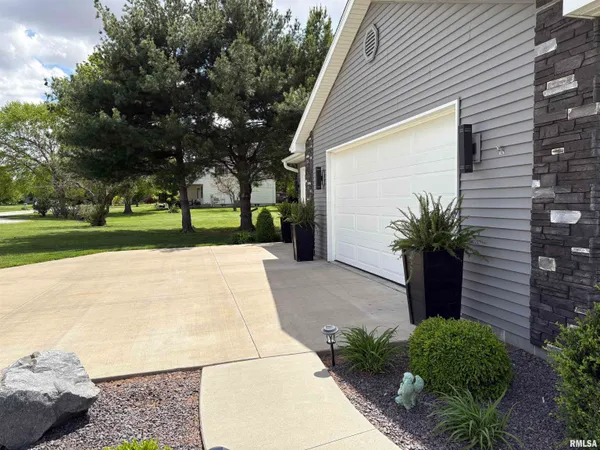 $379,900 | 15 Trussell Road, Jacksonville, IL 62650