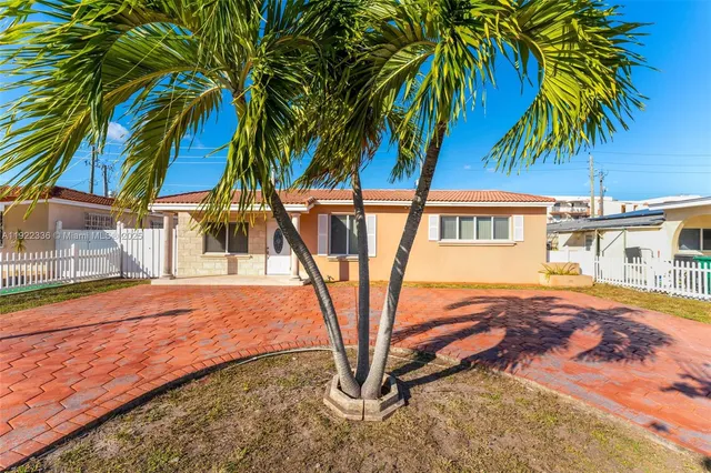 a view of a backyard with palm trees