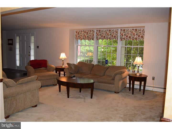 1090 Cedar Grove Road Broomall, PA 19008 - Photo 4 of 20 Living Room