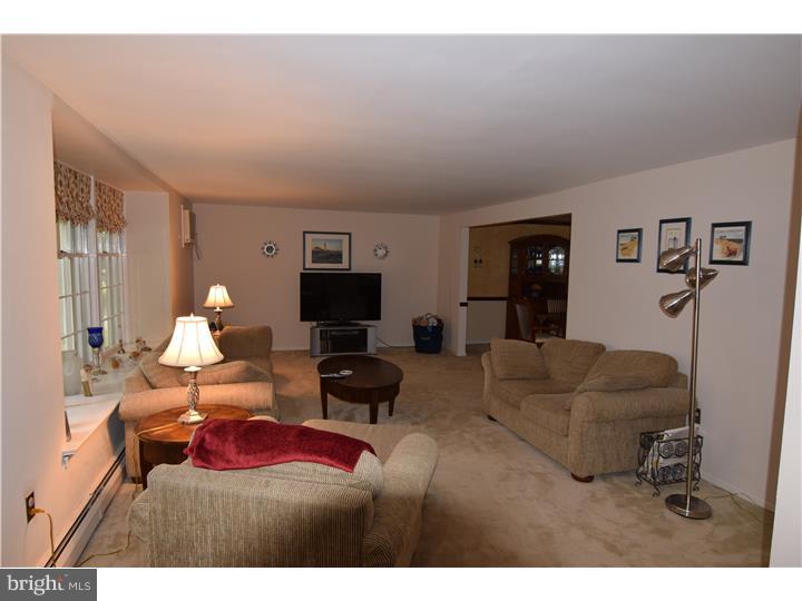 1090 Cedar Grove Road Broomall, PA 19008 - Photo 5 of 20 Living Room