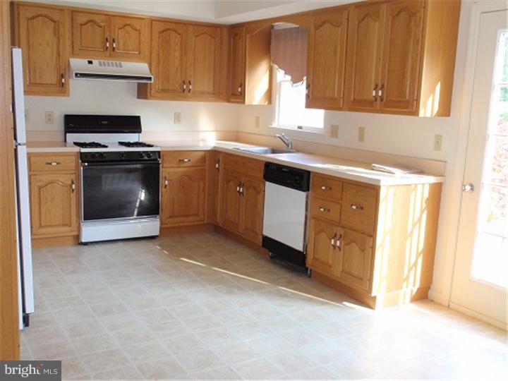 233 Sunrise Road Reading, PA 19606 - Photo 4 of 14 Kitchen