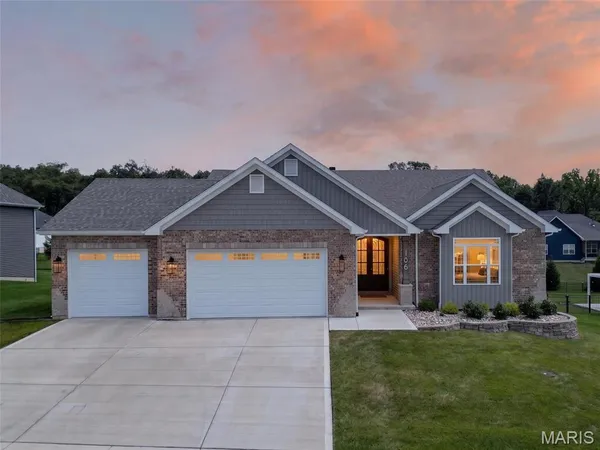 $575,000 | 106 Stone Canyon Boulevard, Foristell, MO 63348
