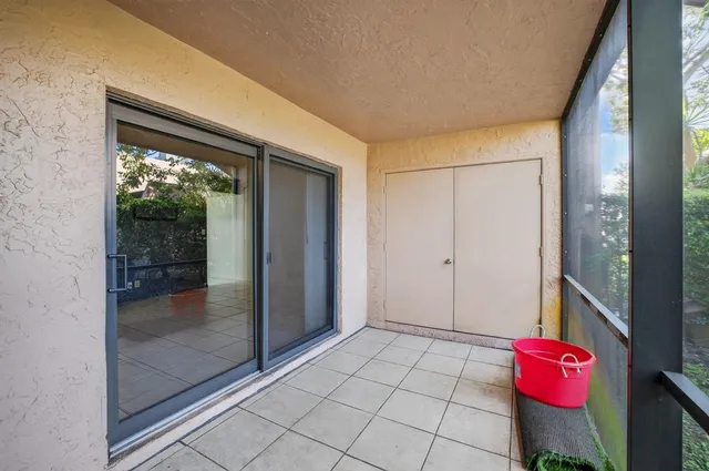 a view of a yard in front of house